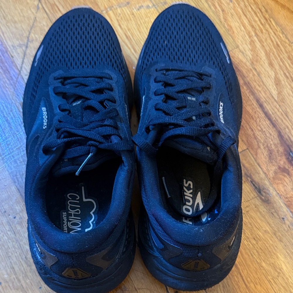 Brooks Black Sneakers size 8.5 like new! - Picture 4 of 6